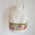 インド刺繍リボンの丸底巾着バッグ white×green