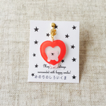 E21.《片耳》ハートにぶら下がるシロクマイヤリング(赤)