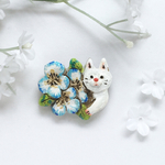 ブルーの花束を持つねこブローチ