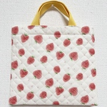 ミニレッスンバッグ　通園バッグ　キルティング　お道具袋　ふんわり　いちご　苺　イチゴ　ホワイト