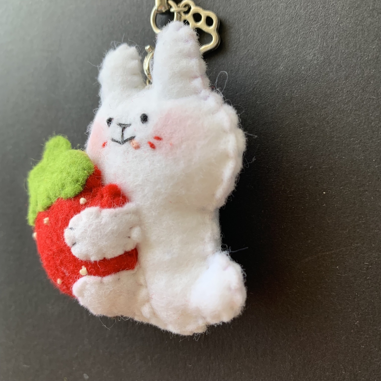 受注制作】苺にしがみつくウサギ ＊フェルトマスコット