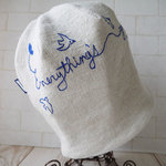 アイリッシュリネンニット生地に刺繍を入れたニット帽（everything's）