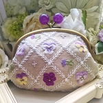 ♦１８日土曜日２１時に販売を開始します。手刺繍がま口「from my little garden~ビオラ~」