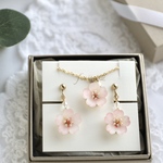 4月の誕生花×誕生カラーネックレスとピアス/イヤリングのセット（さくら、クリスタルカラービジュー）