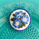 ネモフィラの手刺繍ブローチ淡
