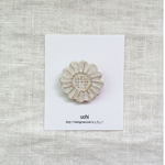 陶土のひまわりブローチ 白×白