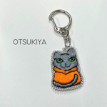 ④オレンジパーカー猫刺繍キーホルダー