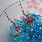 金魚のピアス　（青色）