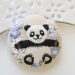 【ブランコ🐼パンダ】刺繍 ブローチ 