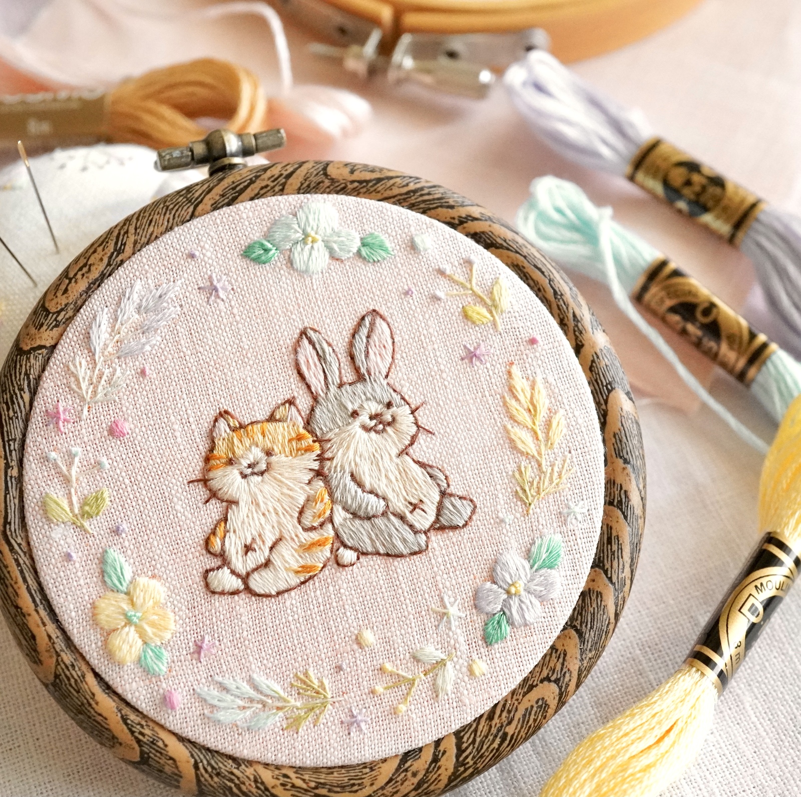 図案とワンポイントアドバイス】猫とウサギの仲良し刺繍