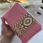 パッと目を引く✨ヌビとインド刺繍リボンのポーチ♡