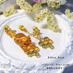 蜂蜜猫ちゃん🍯🐱アシンメトリーピアス🐝⋆゜(イヤリング・チャームへの変更可)送料無料 パーツ変更無料 サージカルステンレスフックピアス じゃれ猫 レジン