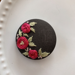 刺繍くるみボタン（ヘアゴム/ブローチ）