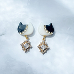 白黒猫の揺れる宝石ピアス/イヤリング