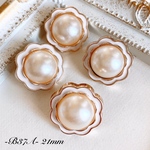 B37A パール×ホワイトフラワーボタン  21mm 6個