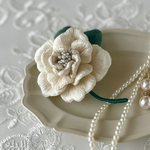 立体刺繍　真珠色の花　ブローチ