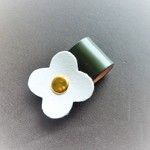 本革　かわいいレザーフラワーの　イヤホンコードホルダー *白いお花*