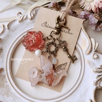 鳥と薔薇のアンティークキーホルダー  #鳩 ハト キーリング レジン 春 花 バラ 鍵 ドライフラワー