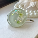 くすみグリーンの春色ポニーフック