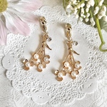 白いパールの花束♡クリスタルを添えて。【イヤリングorピアス】
