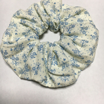 大人用シュシュ 花柄   白×水色