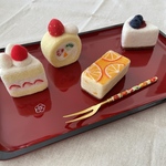 羊毛フェルトのフルーツケーキピンクッション