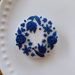 刺繍くるみボタン（ヘアゴム/ブローチ）