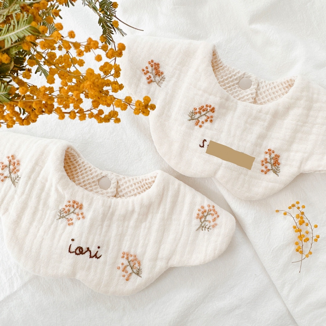 ハンドメイド　360°花びらスタイ　ミモザ刺繍　刺繍スタイ　名入れ　名前刺繍 ハンドメイド 360°花びらスタイ ミモザ刺繍 刺繍スタイ 名入れ