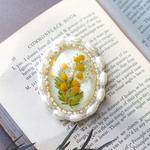 2023年のミモザを閉じ込めたブローチ（ミモザ/ドライフラワー/レジン/ビーズ刺繍/マグネットブローチ）