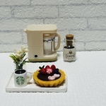 ミニチュア雑貨【コーヒーメーカーとチョコタルトのセット】