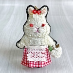 ご予約品☆うさぎチャーム白系　バッグチャーム　刺繍　ビーズ刺繍