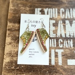 オリーブ色のスニーカーピアス　本革ヌメ革レザー　Sneaker design earrings