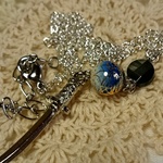 ■再…販■瑠璃色の唐草ビーズと日本刀のネックレス