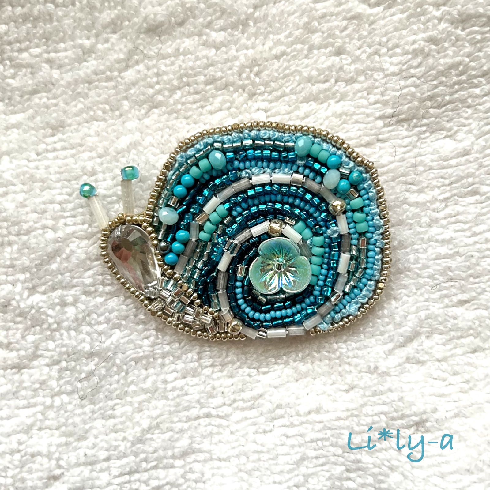 カタツムリのブローチ＊ビーズ刺繍 - LILY-A3223'S GALLERY