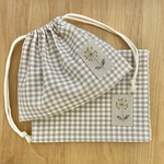 【セット🌼ワンポイントお花のチェック柄　弁当袋&ランチョンマットＬ】ナチュラルモカ　チェック　35×45 小学校　給食　ナフキン　巾着　
