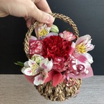 新作・数量限定【母の日生花】赤いカーネーションのフラワーアレンジ　ナチュラルカゴ