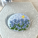 ネモフィラの花畑　刺繍ブローチ