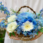 【枯れない花　母の日４特典付】まるで本物　爽やかブルーとホワイトのフラワーバスケット　誕生日　結婚お祝い　母の日　お見舞い　施設の部屋花　光触媒　ラッピング無料