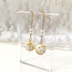 【new】イエロー×ホワイト　ブーケ　花束　ボール　揺れる　ピアス　つまみ細工