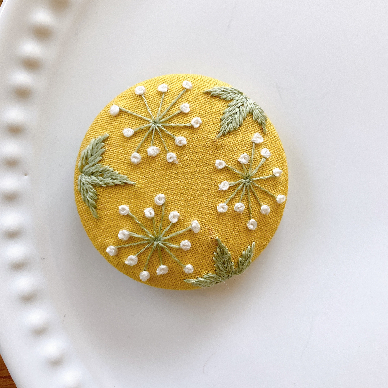 刺繍くるみボタン（ヘアゴム/ブローチ） - Takacyacya's GALLERY