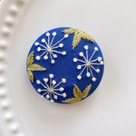 刺繍くるみボタン（ヘアゴム/ブローチ）