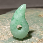 糸魚川ヒスイの勾玉　翠牙