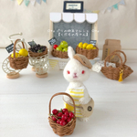 ミニチュア∗*ﾟ パリの街角マルシェ【くだもの屋さん】∗*ﾟ 【ホワイト・赤目】