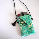 ちょっとそこまでスマホポシェット　-グリーンベースにゴールドのバンビ- SPP2303GR09AN