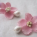 お花としずくコットンパールのピアス（ピンク）
