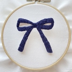 リボンの刺繍ブローチ(ネイビー)