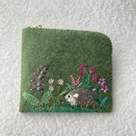 フェルトと刺繍のハリネズミと野の花ファスナー付き小物入れ