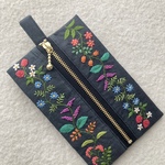 【あいちゃんさまオーダー品】リネンと刺繍の野の花のファスナー付小物入れ　スクエア型2