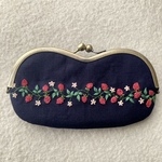 リネンと刺繍の春いちごのメガネケースがま口