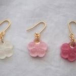 耳に水菓子ピアス（梅：白）